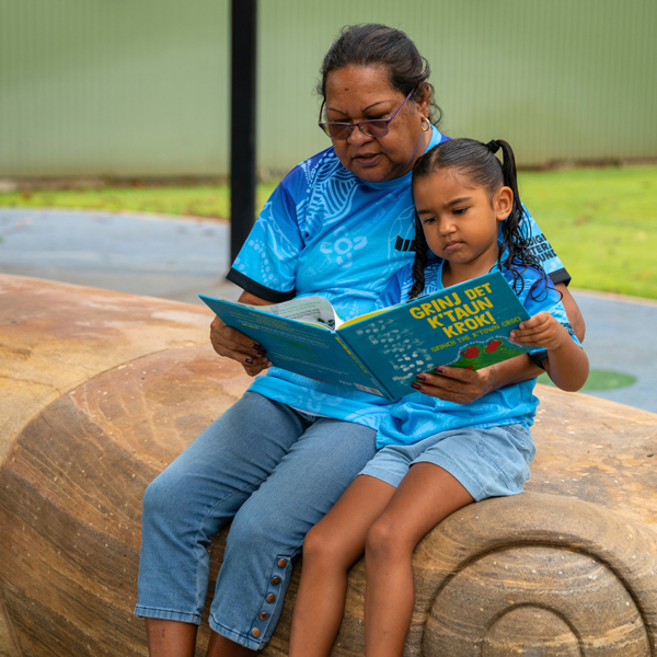 Adult_and_child_reading_book_in_language600